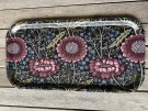 Avlång bricka rosa blommor på svart botten