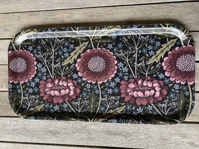 Avlång bricka rosa blommor på svart botten