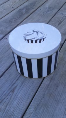 CUPCAKE/Plåtburk rund svart & vit (Small) (Miss Etoile)